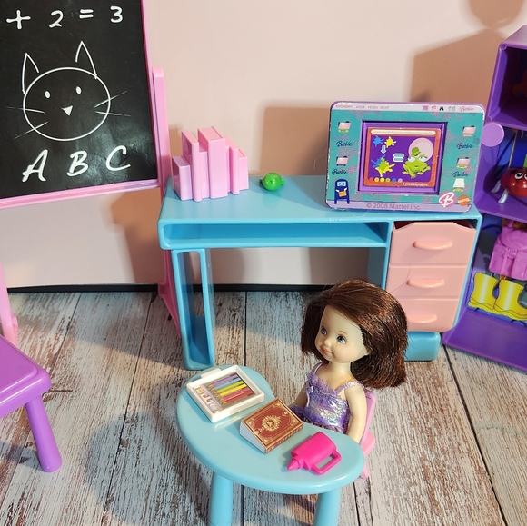 Barbie Teacher Classroom Set - Picture 2 of 7